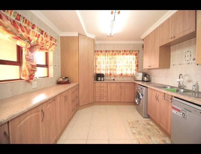 5 BEDROOM HOUSE FOR SALE IN FRAAIUITSIG